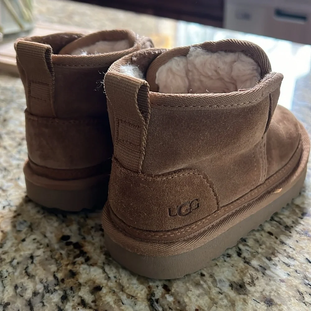 Great condition uni sex toddler uggs booties - Picture 2 of 6